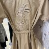 Robe FUEGO beige palmier dans le dos en broderie anglaise